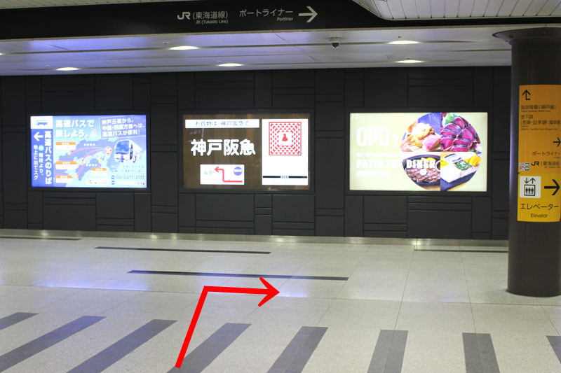 アクセス紹介 東口改札を出て右へ進む写真