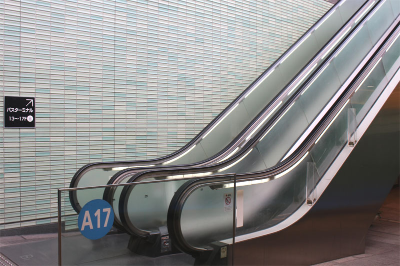 アクセス紹介 エスカレーターをのぼって進む写真