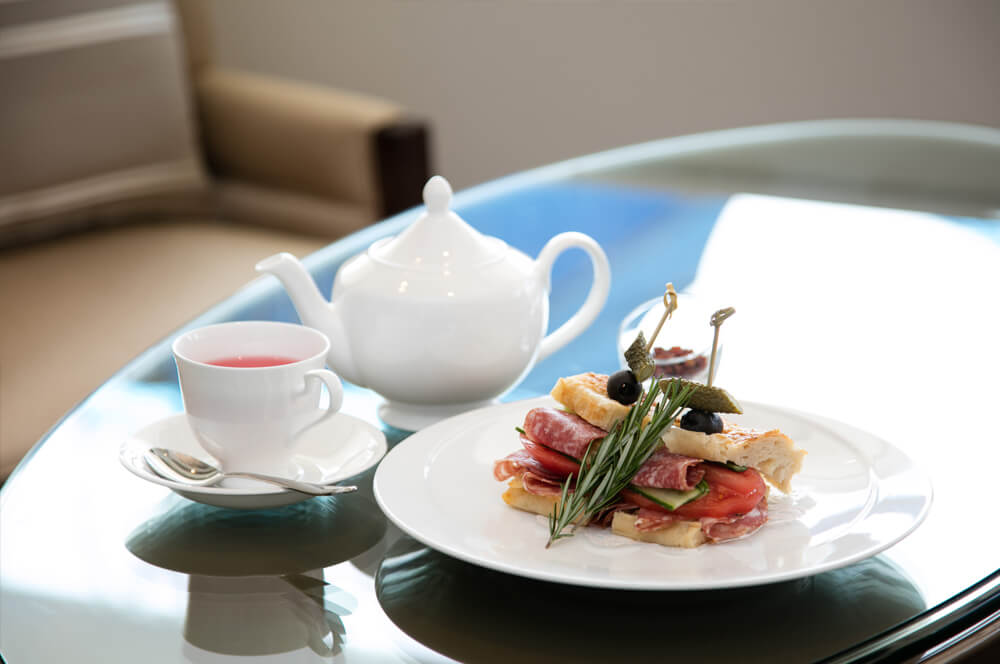 紅茶とサンドウィッチ