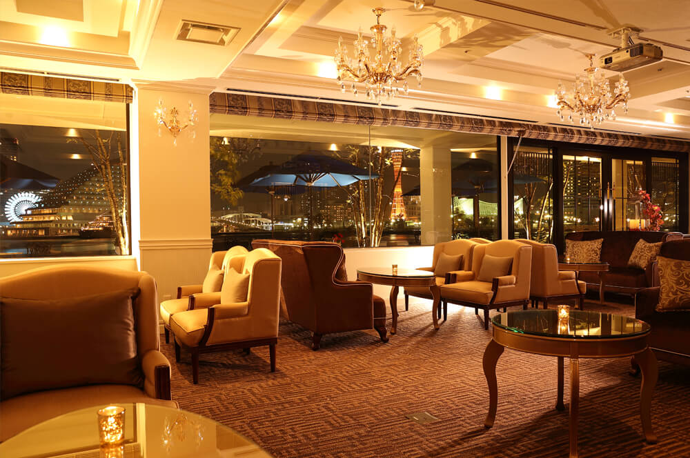 神戸港の夜景が見える室内