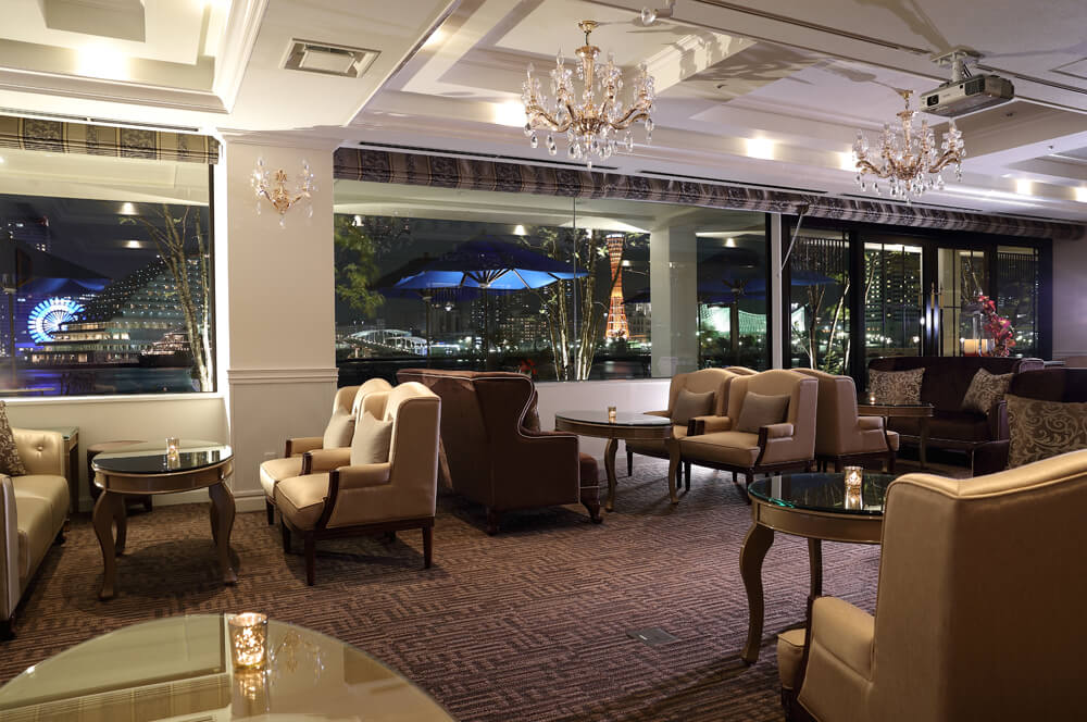 神戸港の夜景が見える室内2