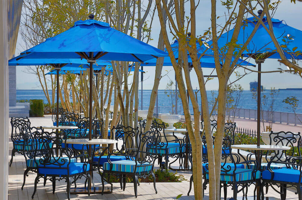 テラスと青いパラソル